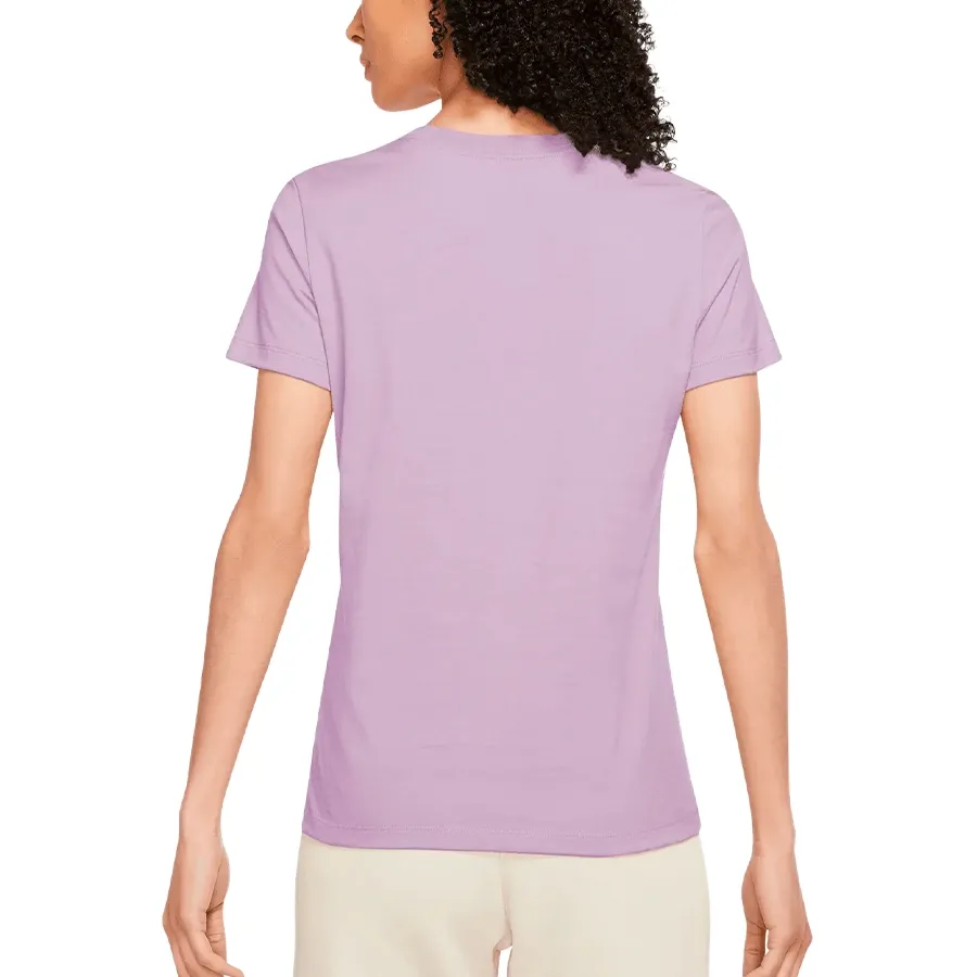Imagen 1 de 3 de Remera Nike Sportswear Club-LILA