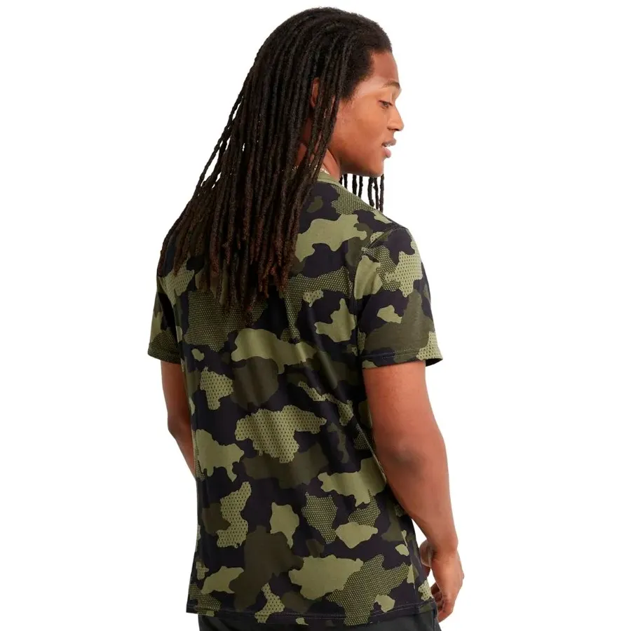 Imagen 2 de 3 de Remera Champion Camuflada-VERDE MILITAR