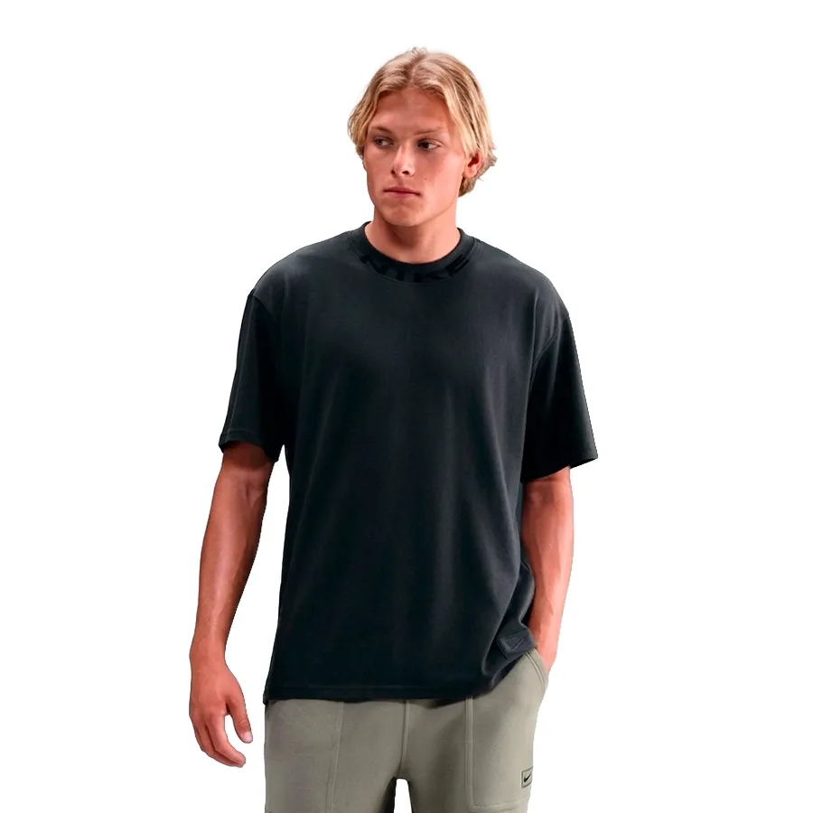 Imagen 0 de 3 de Remera Nike Collar Print-GRAFITO