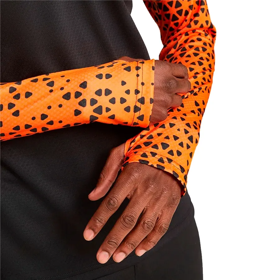 Imagen 2 de 4 de Remera Puma IndividualCup 1/4 Zip-NEGRO/NARANJA/AZUL