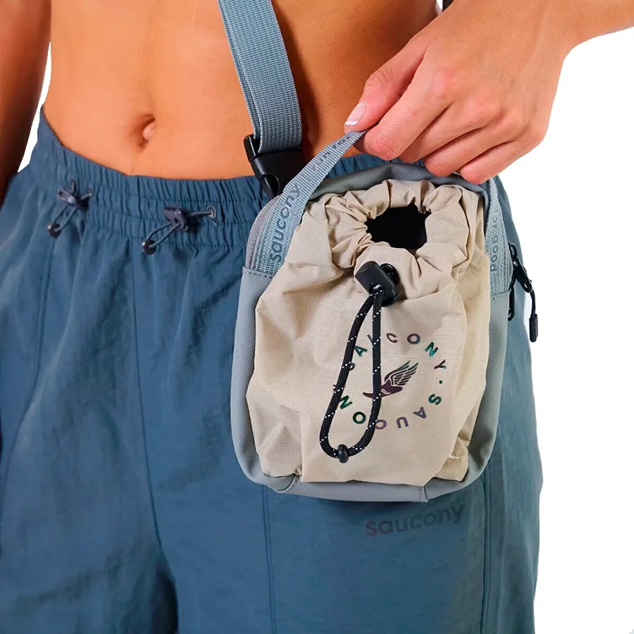 Imagen 2 de 5 de Bandolera Saucony Peregrine Crossbody-VERDE SECO/GRIS