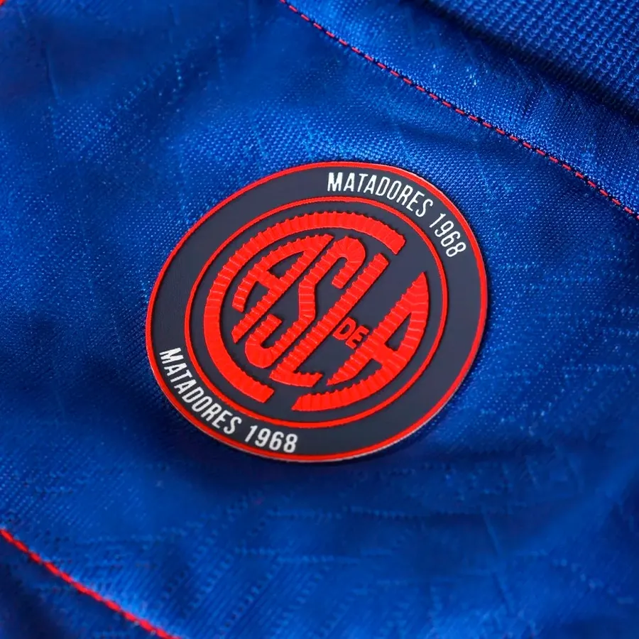 Imagen 6 de 9 de Camiseta Atomik Titular San Lorenzo 25/26-ROJO/AZUL