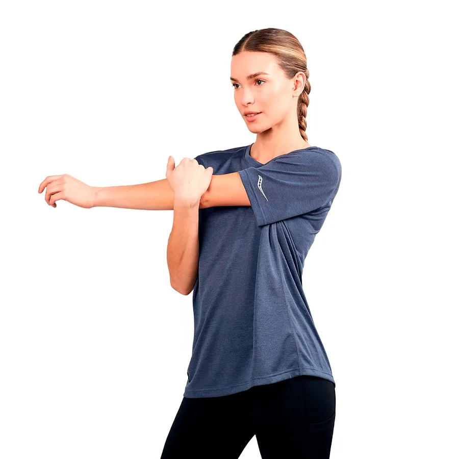 Imagen 3 de 7 de Remera Saucony Stopwatch El Cruce-GRIS