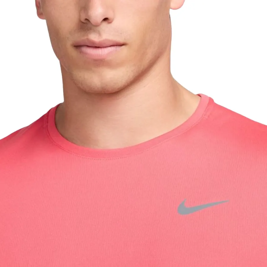 Imagen 2 de 4 de Remera Nike Dri-Fit Uv Miler-ROSA FLUOR