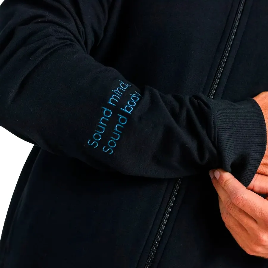 Imagen 3 de 4 de Campera Asics Sound Mind Logo-NEGRO