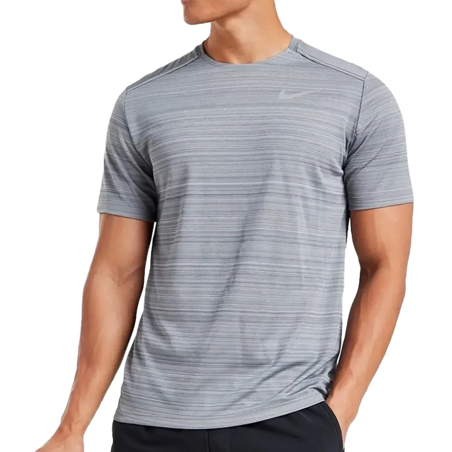 Imagen 0 de 5 de Remera Nike Dri-Fit Miler-GRIS