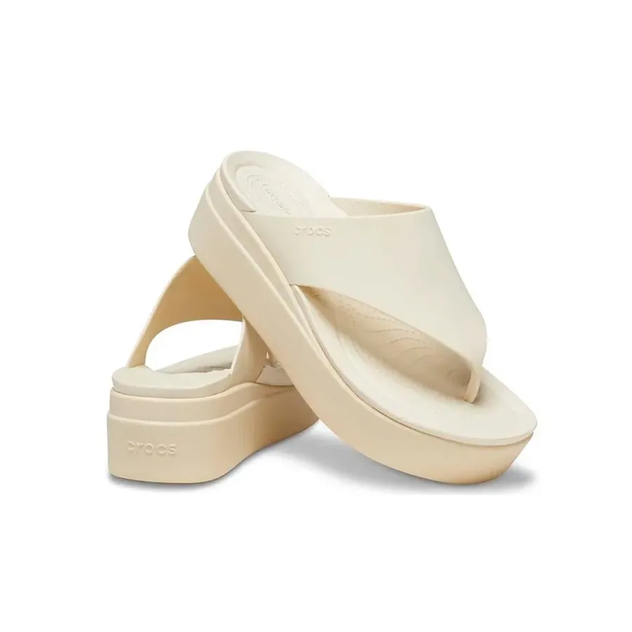 Imagen 3 de 4 de Ojotas Crocs Brooklyn Flip Bone-CRUDO