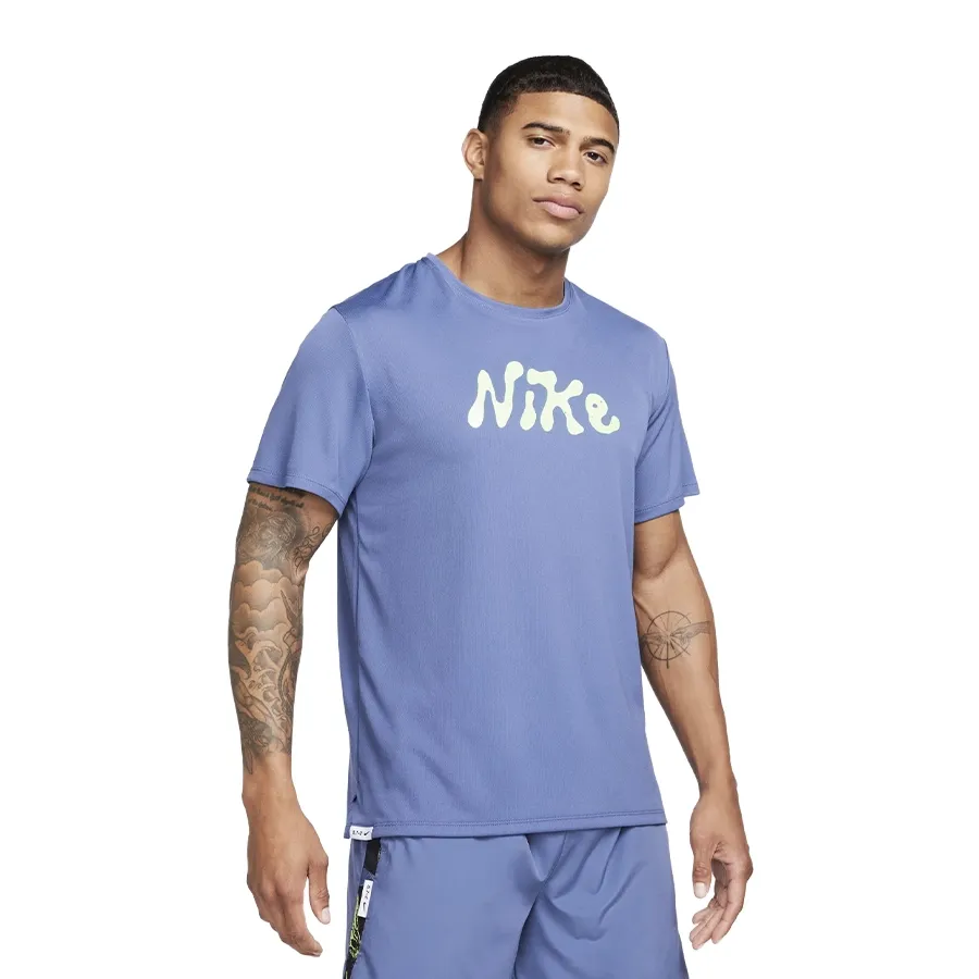 Imagen 0 de 4 de Remera Nike Dri-FIT UV Miler Studio '72-AZUL/BLANCO