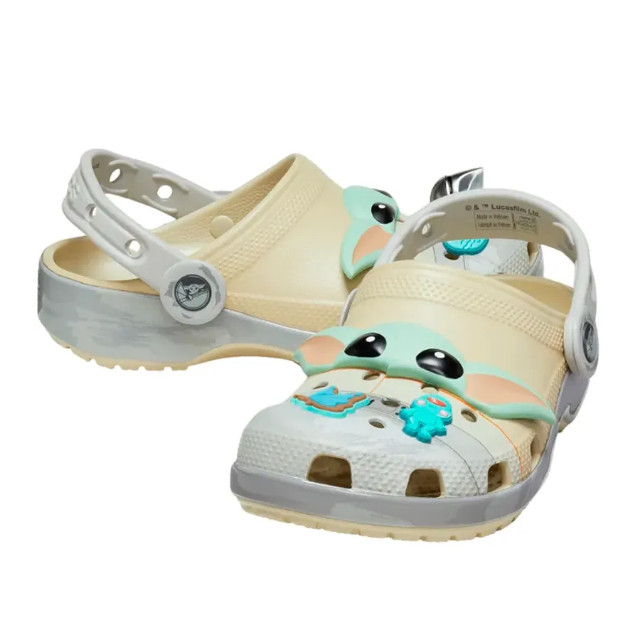 Imagen 3 de 6 de Sandalias Crocs Classic Clog Grogu Kids-NATURAL/HUESO