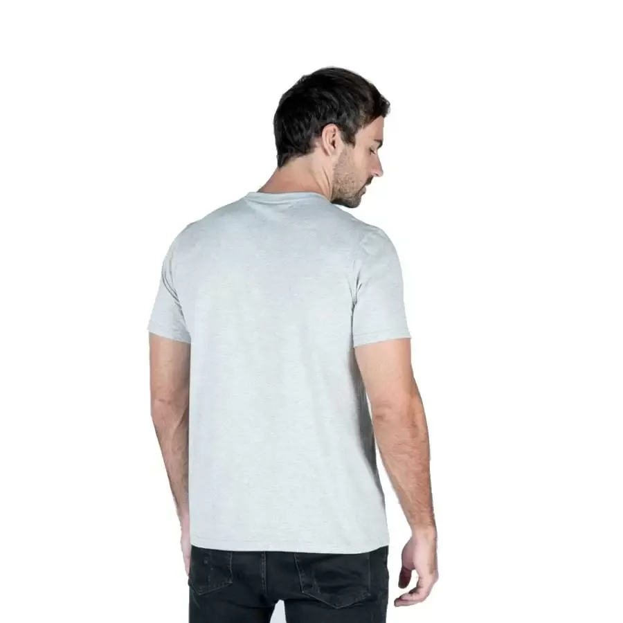 Imagen 0 de 2 de Remera Umbro Hombre Est Letters-GRIS