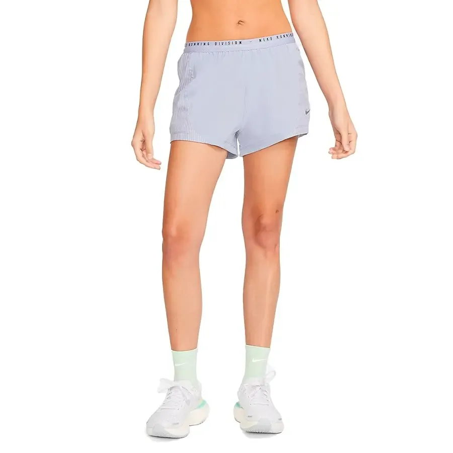 Imagen 0 de 5 de Short Nike Run Division Tempo Luxe-GRIS