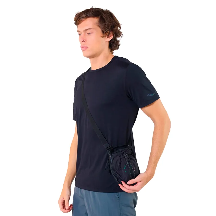 Imagen 1 de 6 de Bandolera Saucony Peregrine Crossbody 1Lt-NEGRO