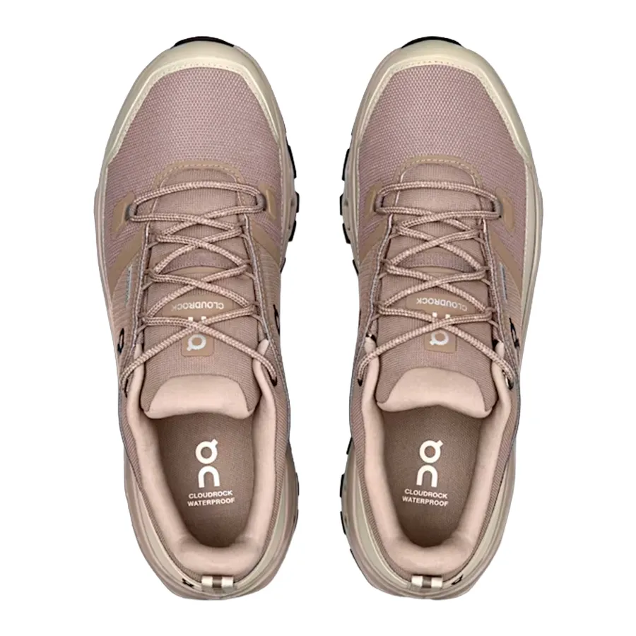 Imagen 3 de 5 de Zapatillas On Cloudrock Low Waterproof-BEIGE