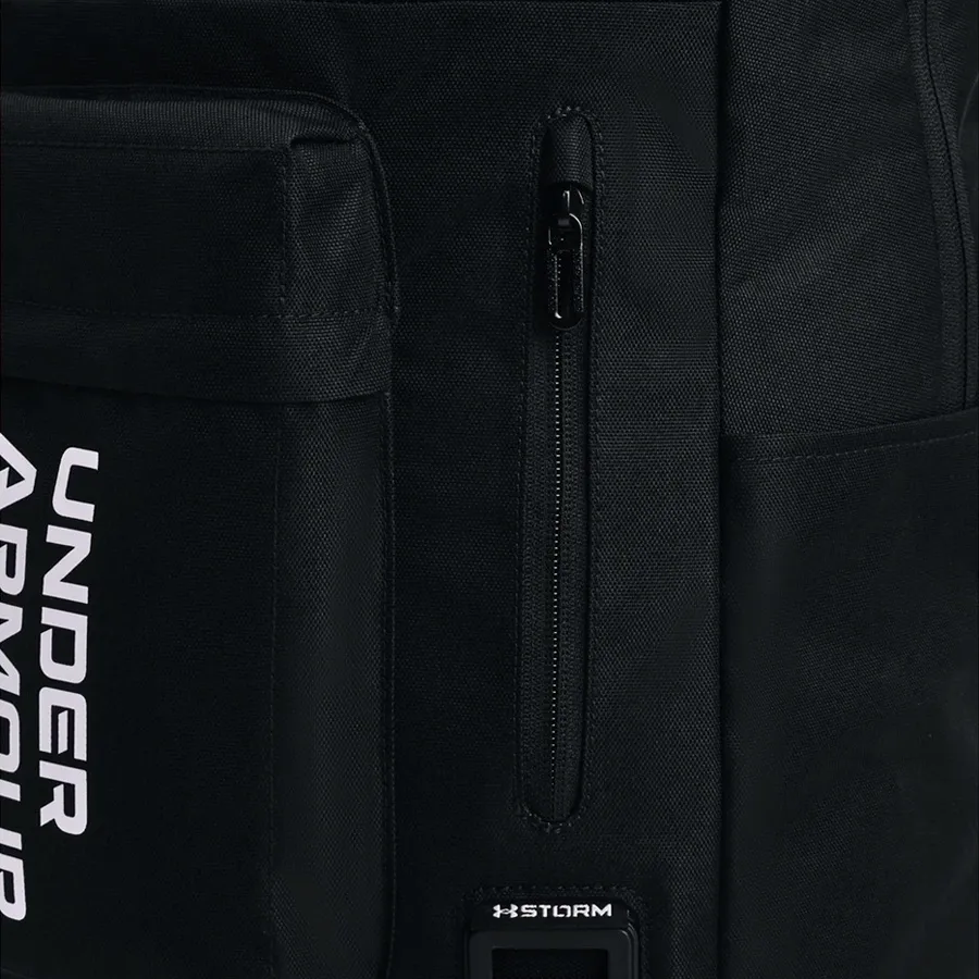 Imagen 2 de 4 de Mochila Under Armour Halftime-NEGRO/BLANCO