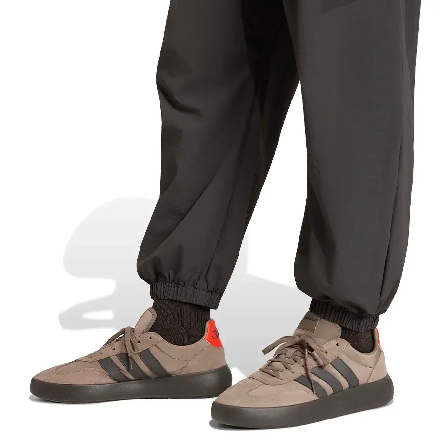 Imagen 4 de 5 de Pantalón adidas Elevated Audi Revolut F1 Team-GRAFITO/ROJO