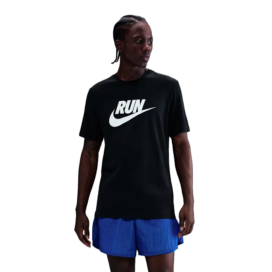 Imagen 0 de 4 de Remera Nike Tee Run Swoosh-NEGRO