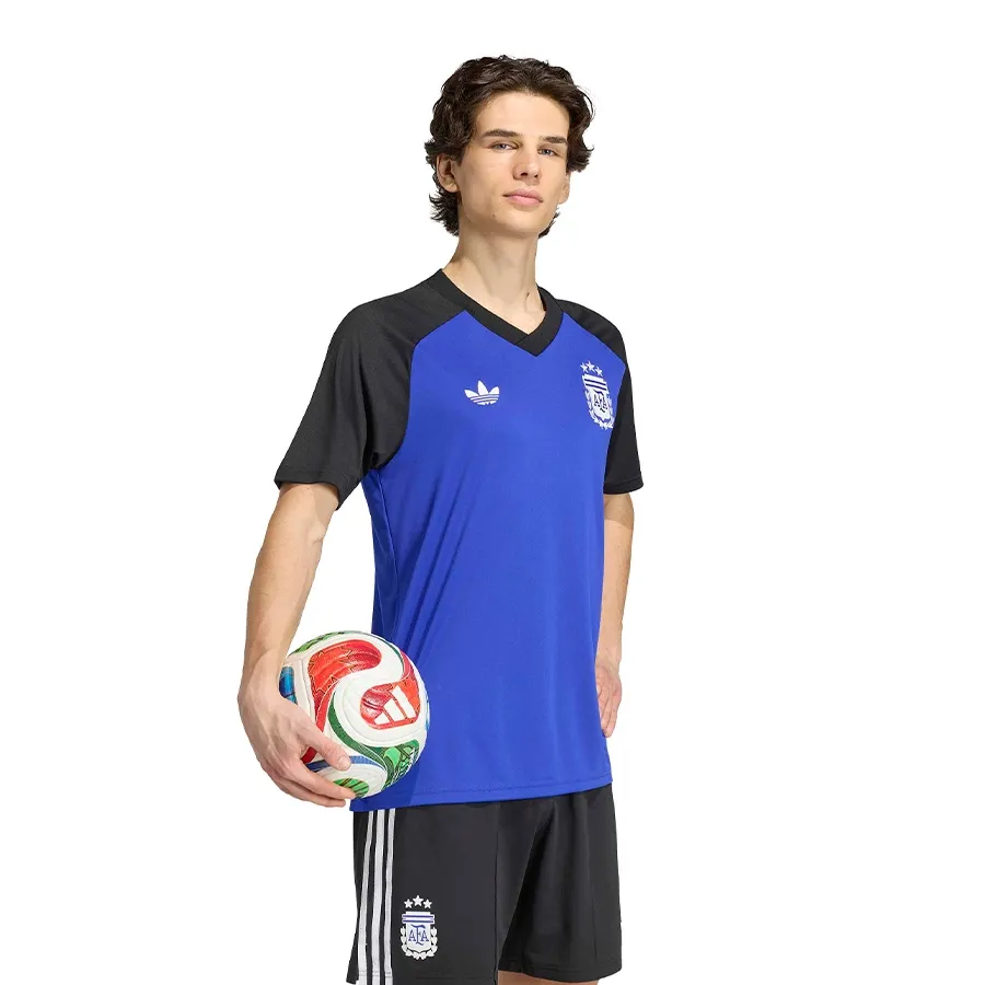 Imagen 1 de 7 de Camiseta adidas originals Prepartido Seleccion Argentina AFA 26-AZUL FRANCIA/NEGRO