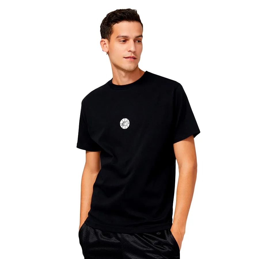 Imagen 0 de 3 de Remera New Balance Hoops Essentials-NEGRO