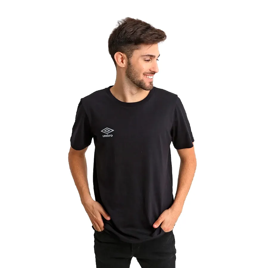 Imagen 0 de 3 de Remera Umbro Classic Embroidery-NEGRO