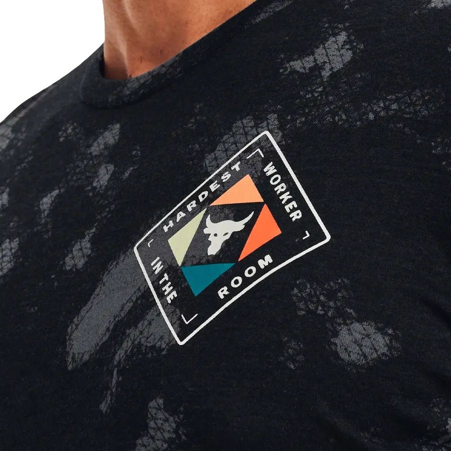 Imagen 5 de 6 de Remera Under Armour Project Rock Hwir-NEGRO/GRIS