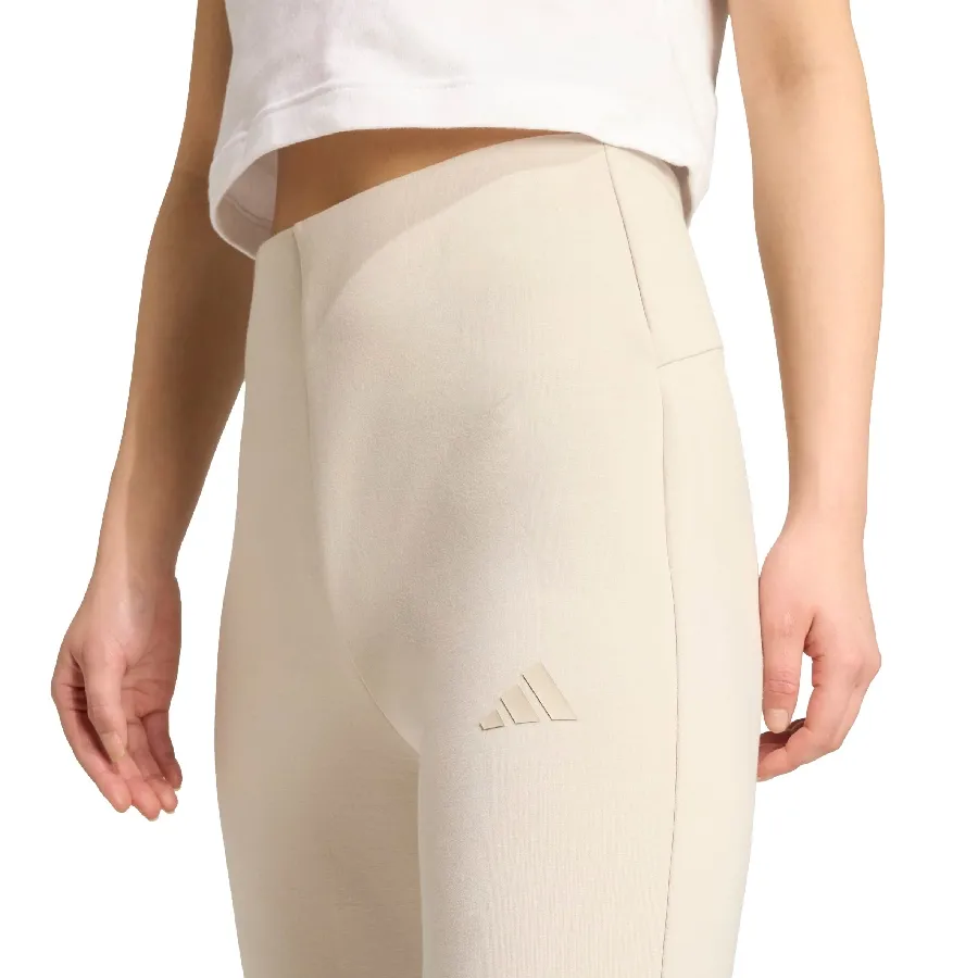 Imagen 3 de 5 de Pantalón adidas Soft Lux Flared-BEIGE
