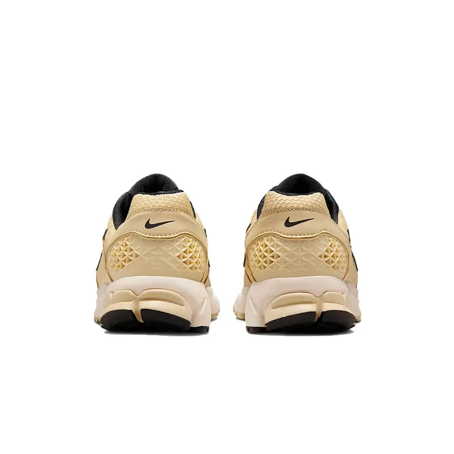 Imagen 5 de 8 de Zapatillas Nike Zoom Vomero 5-BEIGE