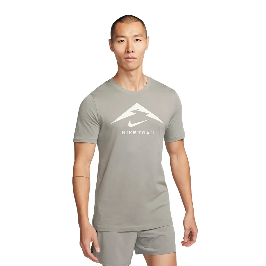 Imagen 0 de 3 de Remera Nike Trail Dri-Fit-CEMENTO/BLANCO