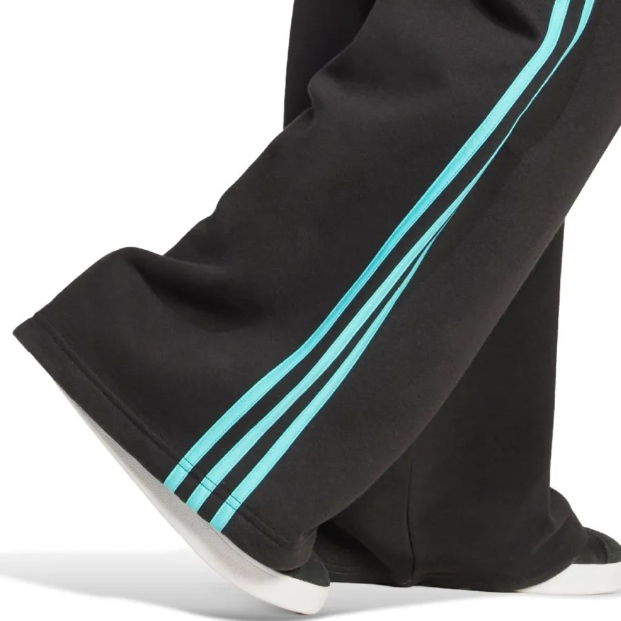 Imagen 1 de 5 de Pantalón adidas ADN Mercedes - AMG Petronas Formula Uno Team-NEGRO/TURQUESA