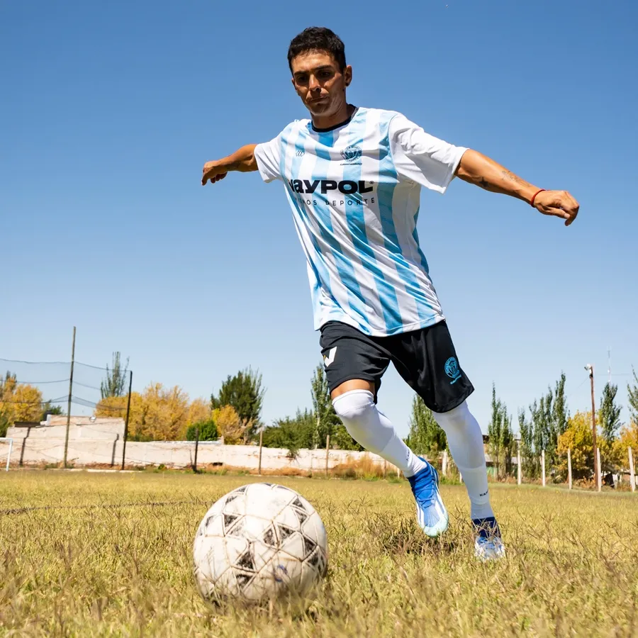 Imagen 5 de 6 de Camiseta Kamp Tunuyan 24-BLANCO/CELESTE