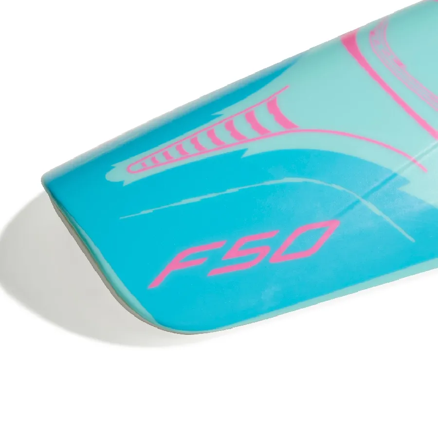 Imagen 2 de 3 de Canilleras adidas Club Messi-AQUA/ROSA FLUOR