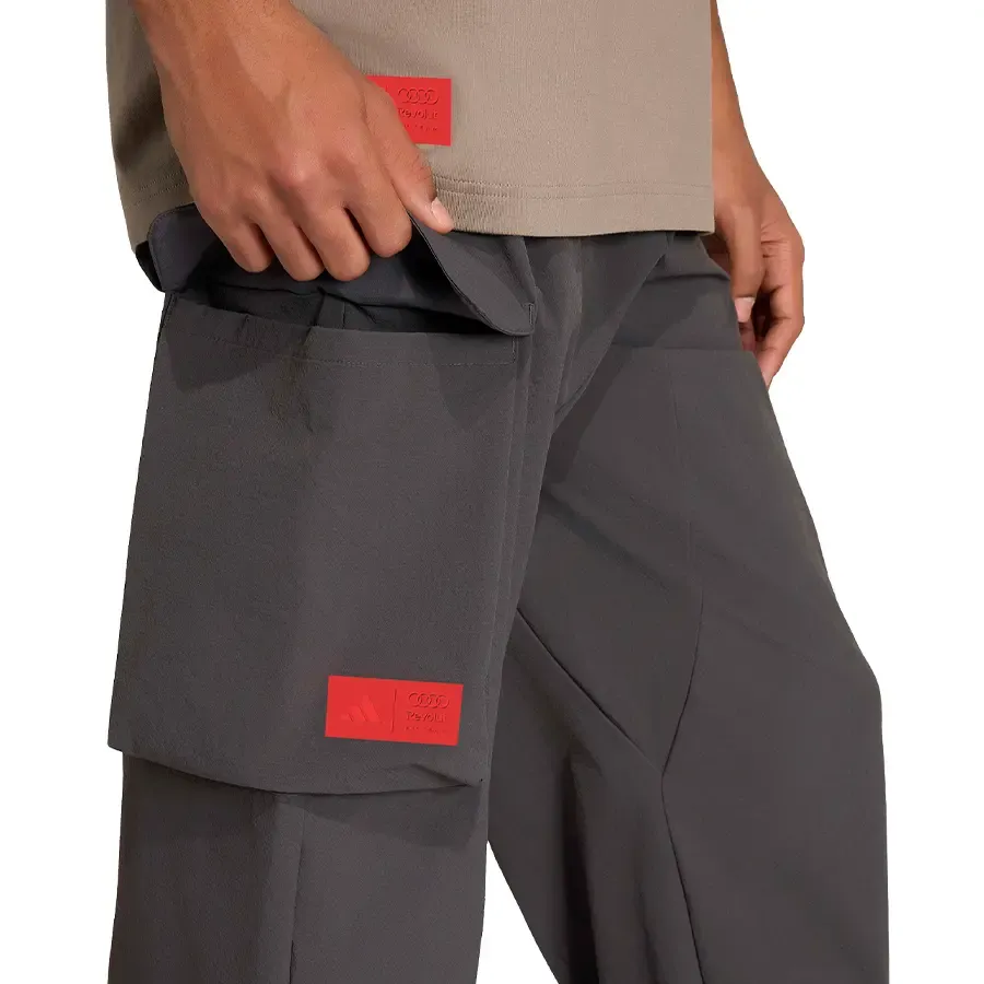 Imagen 3 de 5 de Pantalón adidas Elevated Audi Revolut F1 Team-GRAFITO/ROJO
