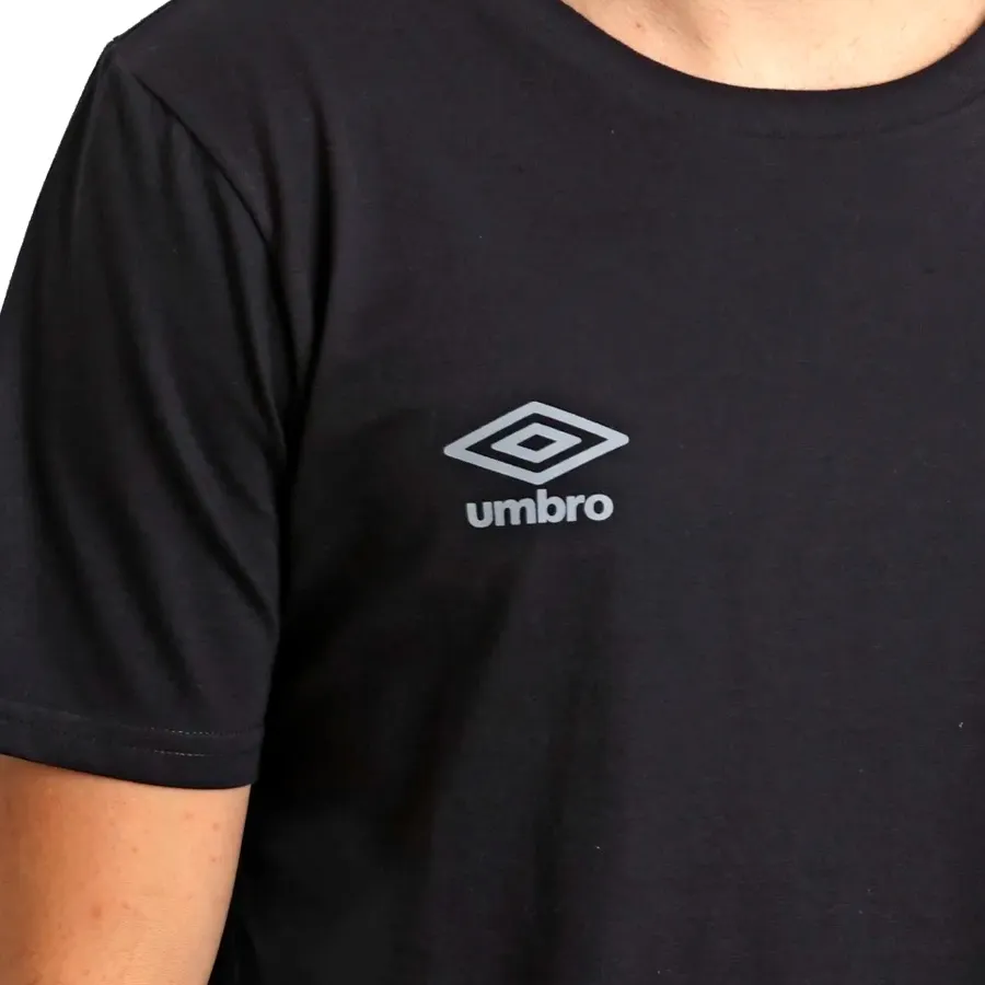 Imagen 2 de 3 de Remera Umbro Classic Embroidery-NEGRO