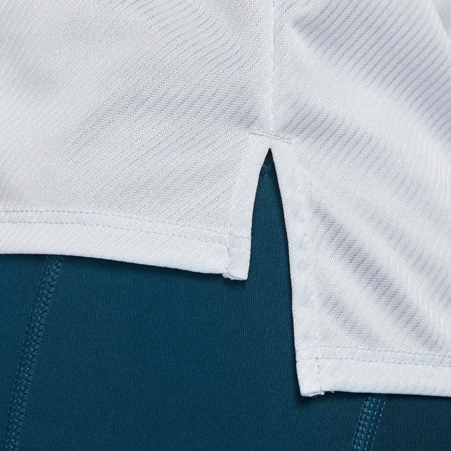 Imagen 4 de 5 de Remera Nike Dri-Fit Swoosh-GRIS/AZUL