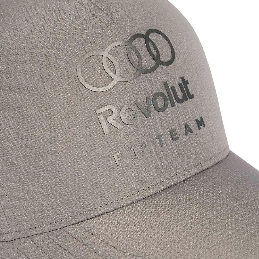 Imagen 2 de 4 de Gorra adidas Trucker Audi Revolut F1 Team Mecánicos-GRIS