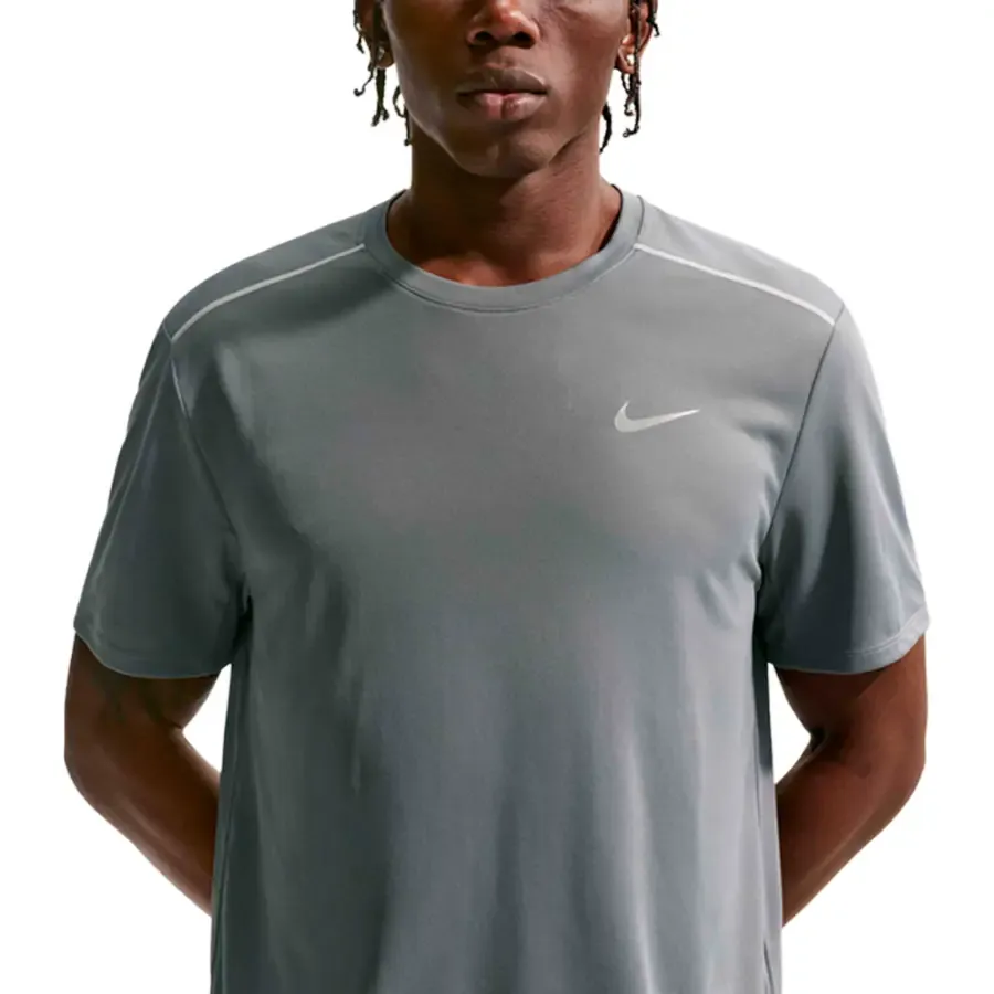 Imagen 2 de 4 de Remera Nike Dri-Fit Miler-GRIS
