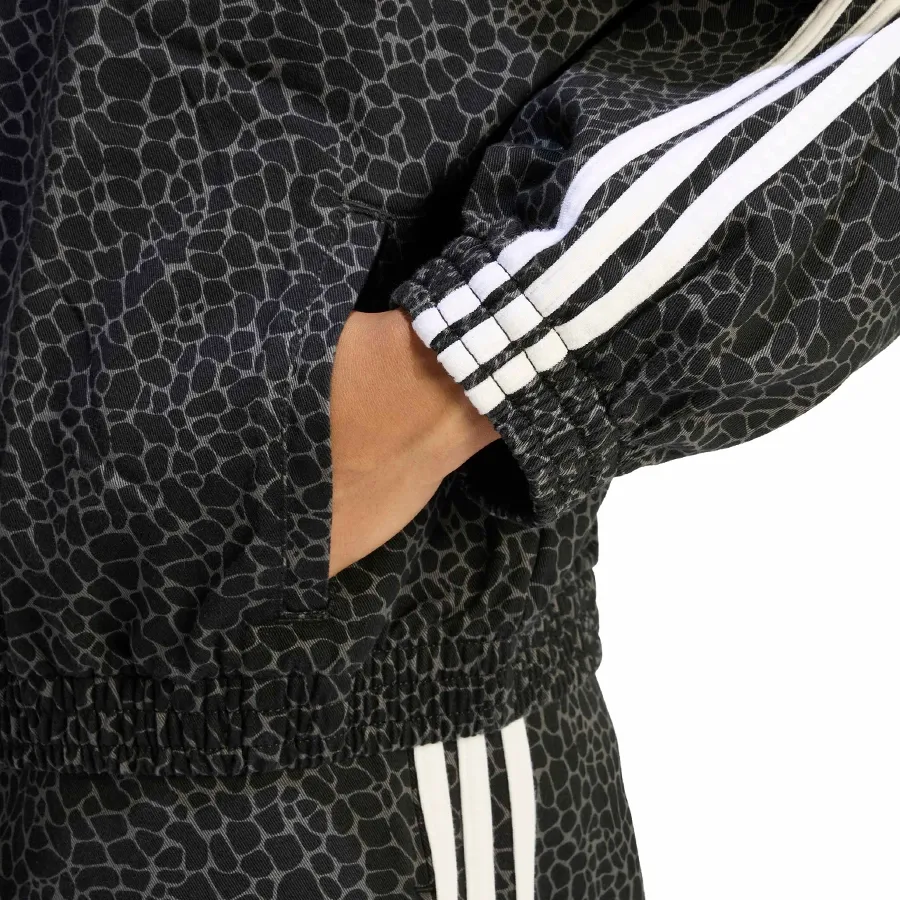Imagen 4 de 5 de Campera adidas originals Firebird Animal Print-GASPEADO/NEGRO