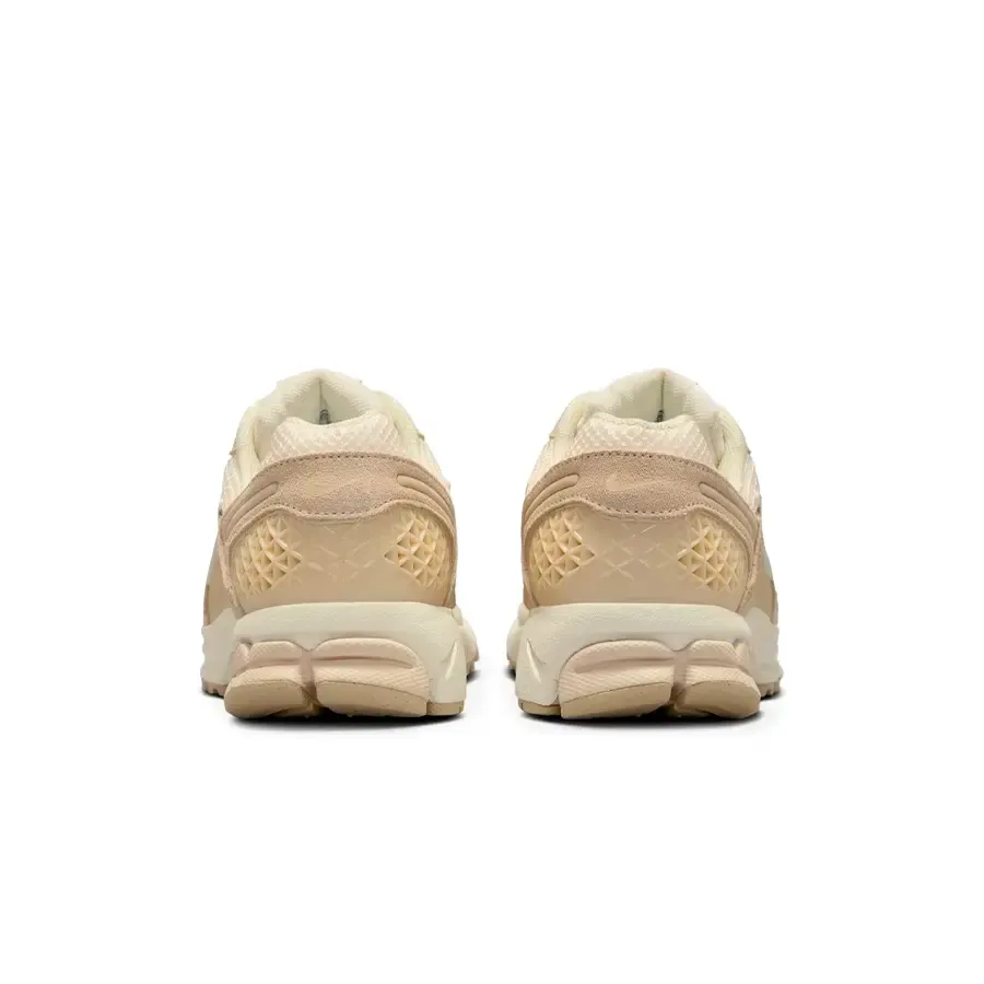 Imagen 5 de 8 de Zapatillas Nike Vomero 5-BEIGE/BLANCO
