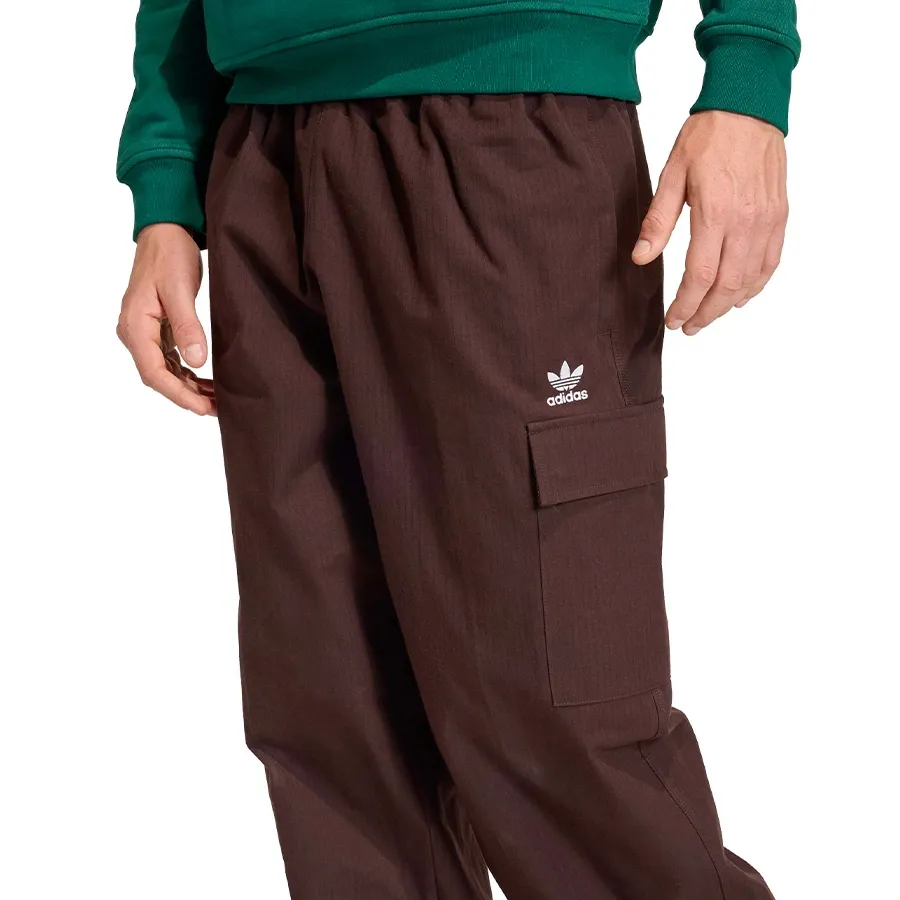 Imagen 4 de 5 de Pantalón adidas originals Essentials Tecnico Trefoil-MARRON OSCURO