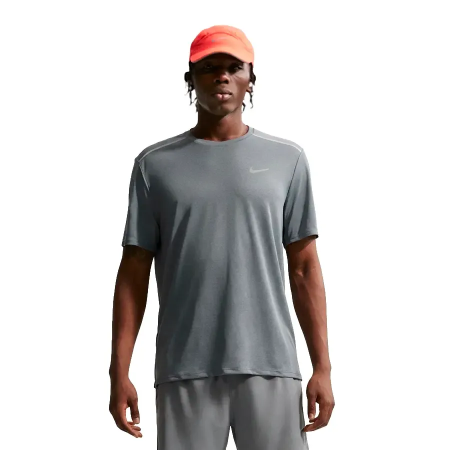 Imagen 0 de 4 de Remera Nike Dri-Fit Miler-GRIS