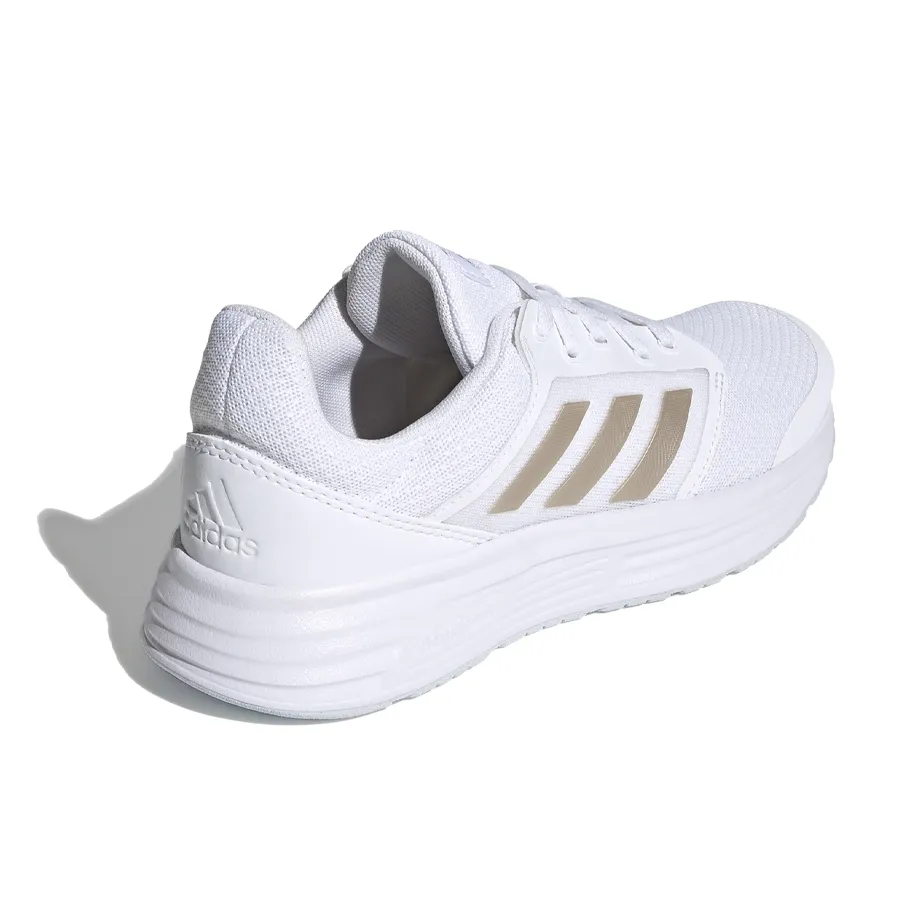 Imagen 1 de 6 de Zapatillas adidas Galaxy 5-BLANCO/DORADO