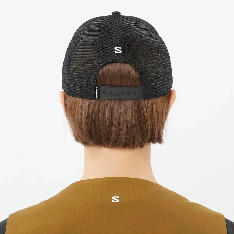 Imagen 4 de 5 de Gorra Salomon Logo Trucker-NEGRO