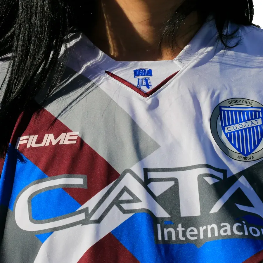 Imagen 2 de 4 de Camiseta Fiume Sport Alternativa Godoy Cruz 2025-BLANCO/GRIS/VINO