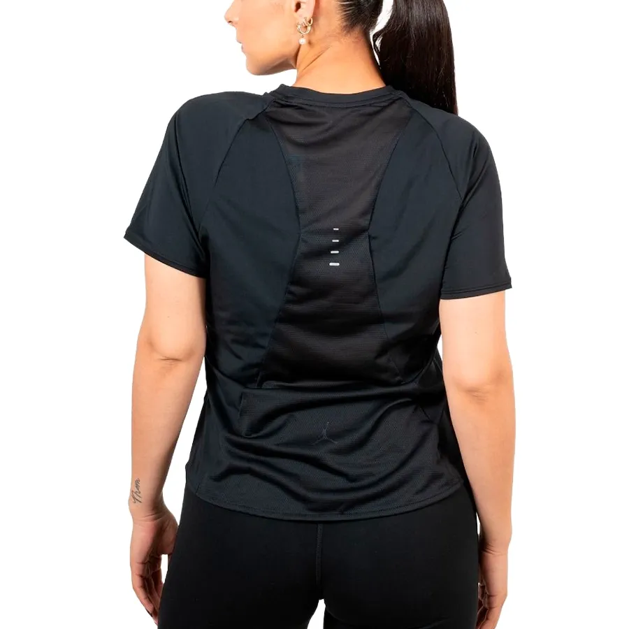 Imagen 2 de 3 de Remera Nike Swift-NEGRO