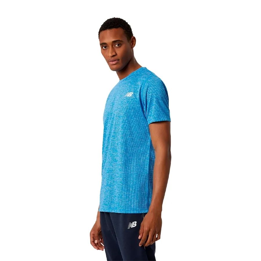 Imagen 1 de 3 de Remera New Balance Tenacity-CELESTE