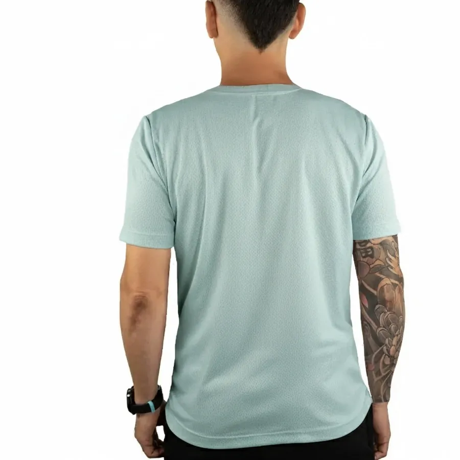 Imagen 2 de 5 de Remera Kamp Ultrarun con Recortes Laterales-CELESTE