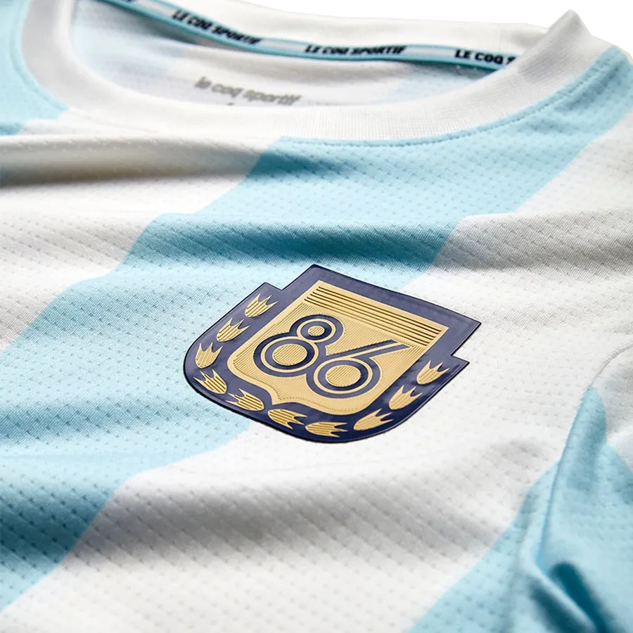 Imagen 5 de 7 de Camiseta Le Coq Sportif Titular Homenaje 86 Argentina-CELESTE/BLANCO