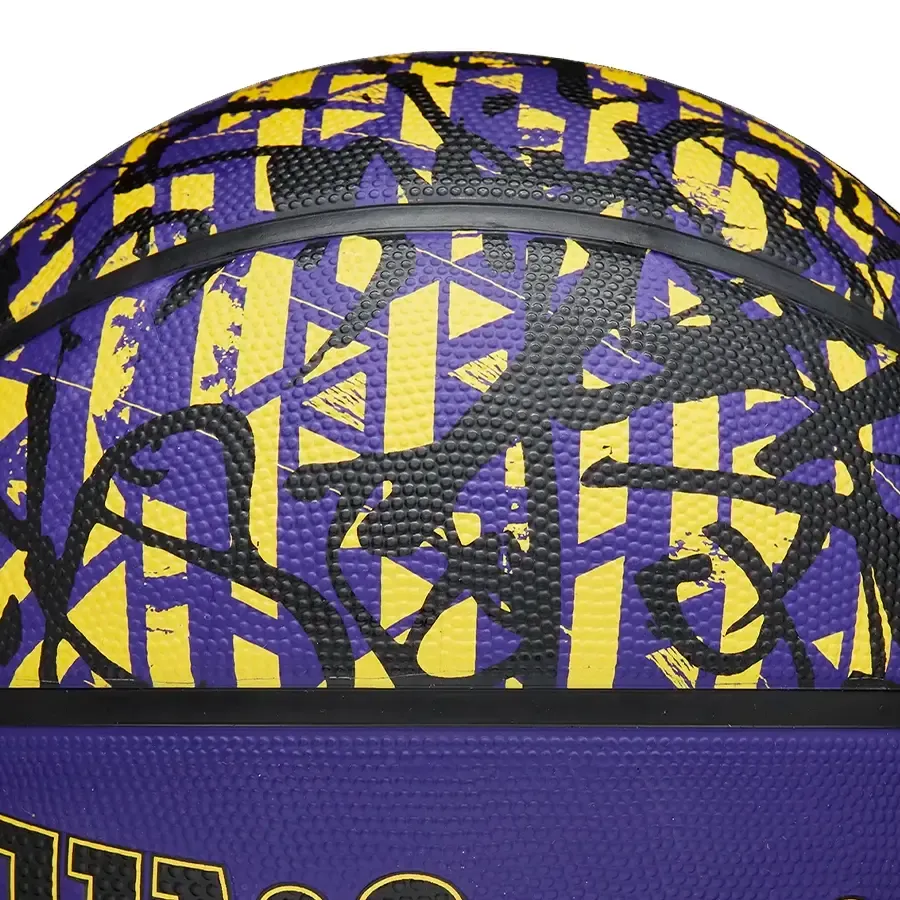 Imagen 4 de 5 de Pelota Wilson Paleta Graffiti Lakers-VIOLETA/AMARILLO/NEGRO
