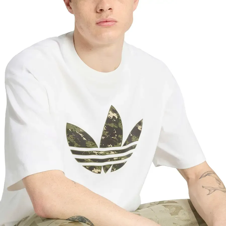 Imagen 3 de 5 de Remera adidas originals Camo 2 Infill Trifolio-BLANCO/CAMUFLADO