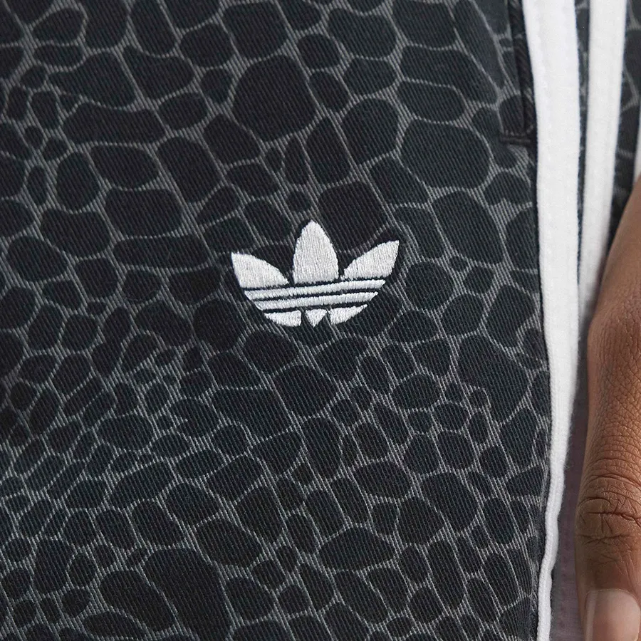 Imagen 5 de 6 de Pantalón adidas originals Firebird Animal Print-GASPEADO/NEGRO