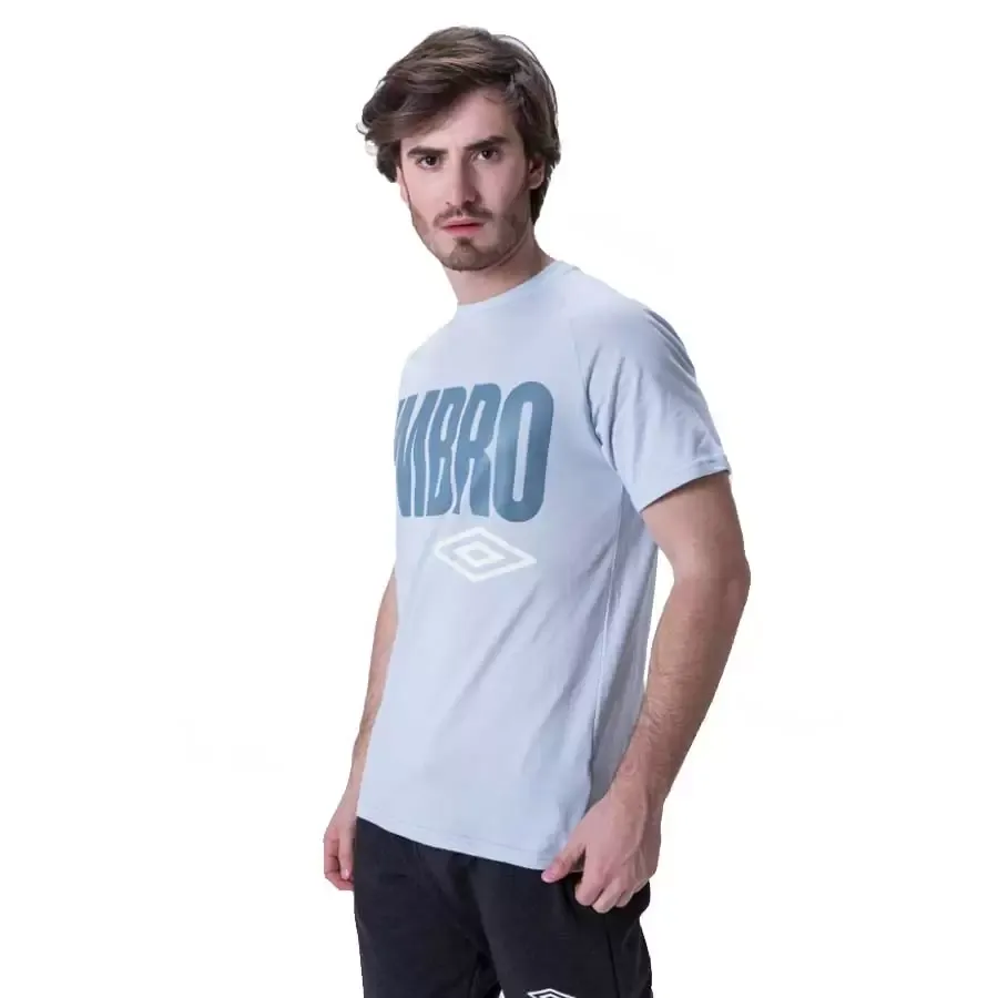 Imagen 1 de 2 de Remera Umbro Big Hombre-CELESTE